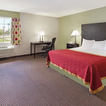Baymont By Wyndham Beloit Hotel Bagian luar foto
