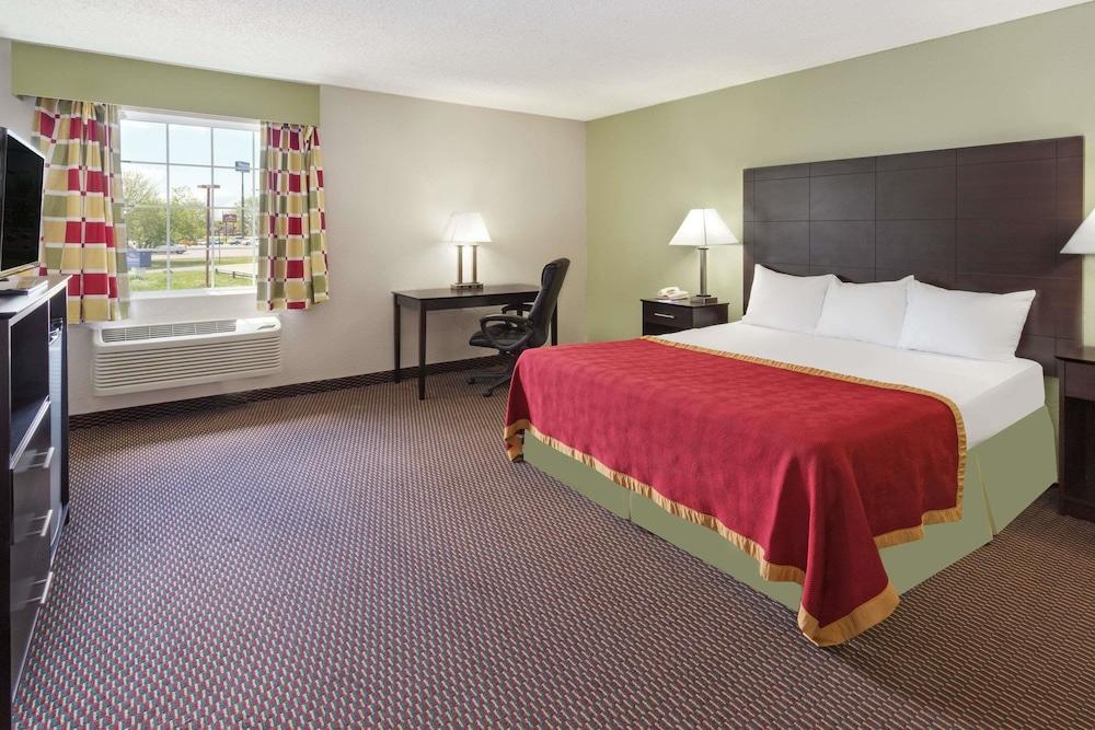Baymont By Wyndham Beloit Hotel Bagian luar foto