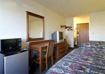 Baymont By Wyndham Beloit Hotel Bagian luar foto